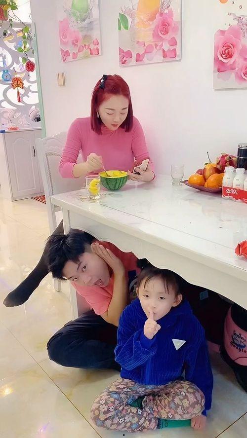 爸爸吃瓜妈妈不让吃视频,家庭温馨小插曲