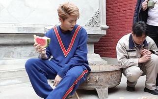 吃瓜拍照姿势男,男生吃瓜拍照的趣味瞬间