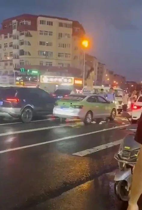 女子车顶跳舞吃瓜,街头奇观引发网友热议