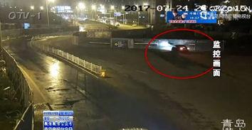 吃瓜群众看热闹交警,吃瓜群众围观，热闹非凡一幕