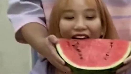 情侣吃瓜挑战,情侣吃瓜大赛，甜蜜瞬间尽收眼底