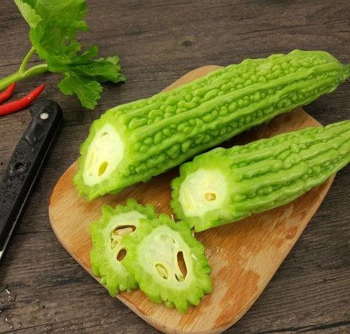 瓜妈在瓜爸车上吃榴莲,甜蜜瞬间定格