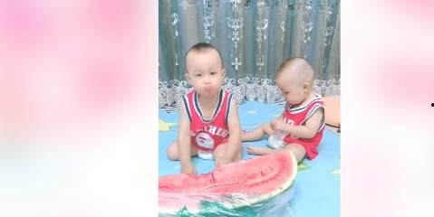 俩小孩比赛吃瓜,俩小孩吃瓜大赛一触即发