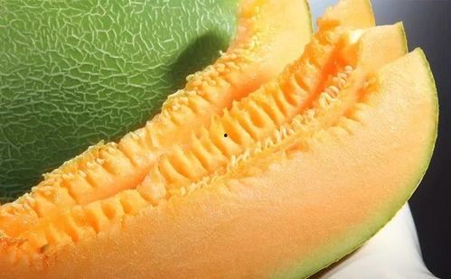 吃哈密瓜的照片,甜蜜滋味尽收眼底